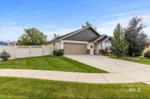 a house with a white fence and a driveway at Peaceful living in Star