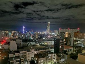 een uitzicht op de stad 's nachts met bij 谷町君ホテル　難波80 in Osaka
