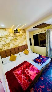 sypialnia z dużym łóżkiem i czerwonym kocem w obiekcie New G P Guest house w mieście Ujjain