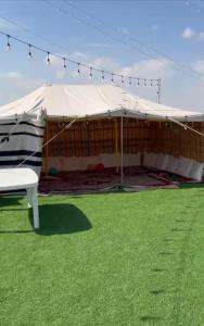 duży namiot z zieloną trawą przed nim w obiekcie Dolphin Campground w mieście Barka