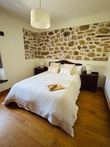 Un dormitorio con una cama grande y una bandeja. en Casa Arenas, en Arenas de Cabrales