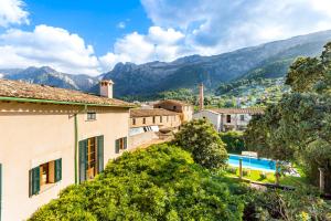 Una villa con piscina y montañas al fondo. en EN PATI DE SOLLER, en Sóller