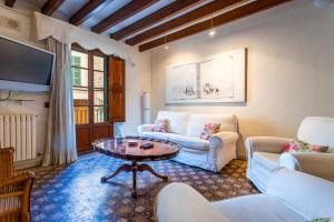 sala de estar con sofá y mesa en EN PATI DE SOLLER, en Sóller