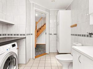 Ένα μπάνιο στο 10 person holiday home in Lindesnes-By Traum