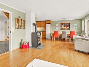 Η κουζίνα ή μικρή κουζίνα στο 10 person holiday home in Lindesnes-By Traum