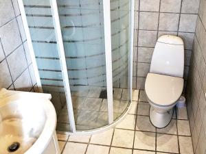un bagno con un water e un lavandino di 5 person holiday home in Middelfart-By Traum a Middelfart Altre 51 foto