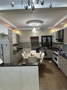 Η κουζίνα ή μικρή κουζίνα στο Amro Petra Apartment