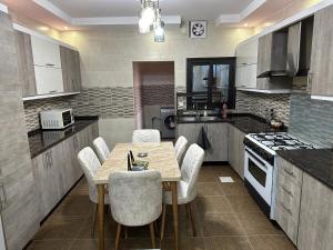 una cucina con tavolo e sedie di Amro Petra Apartment a Wadi Musa