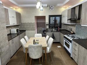 Η κουζίνα ή μικρή κουζίνα στο Amro Petra Apartment