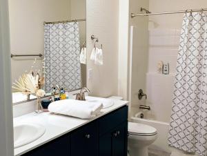 La salle de bains est pourvue d'un lavabo, de toilettes et d'une douche. dans l'établissement Modern, Spacious & Relaxing Home in Sparks, NV, à Sparks