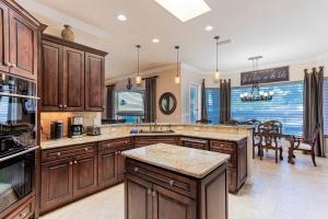 cocina grande con armarios de madera y comedor en Luxury Residential Estates Pool Spa Firepit, en Lake Havasu City