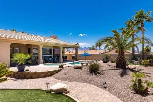 Casa con patio con piscina y palmeras en Luxury Residential Estates Pool Spa Firepit, en Lake Havasu City