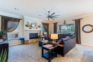 Una sala de estar con un sofá y una chimenea. en Luxury Residential Estates Pool Spa Firepit, en Lake Havasu City