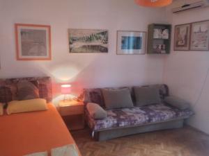 sala de estar con sofá y cama en Orange Place Studio, en Belgrado