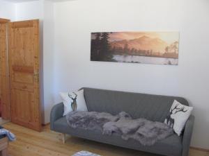 uma sala de estar com um sofá e uma pintura na parede em #6 Helles sonniges Zimmer mit 2 Betten,Sofa W-Lan frei Airport nah gelegen mit WG Bad em Trunkelsberg