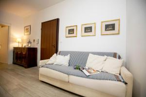 sala de estar con sofá en una habitación en Casa Del Lago - Happy Rentals, en Desenzano del Garda