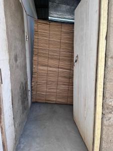 une grande porte de garage en bois dans un bâtiment dans l'établissement Hostal Brisas del Ometepe, à Rivas