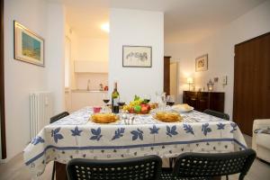 mesa de comedor con mantel azul y blanco en Casa Del Lago - Happy Rentals, en Desenzano del Garda