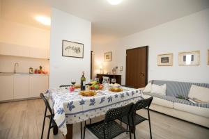 - Sala de estar con mesa y sillas en Casa Del Lago - Happy Rentals, en Desenzano del Garda