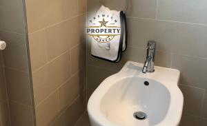 Bagno di SUITE room with private pool area, near COMO lake, private parking I Villa dei Leoni