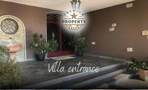 Foto dalla galleria di SUITE room with private pool area, near COMO lake, private parking I Villa dei Leoni a Morbio Inferiore