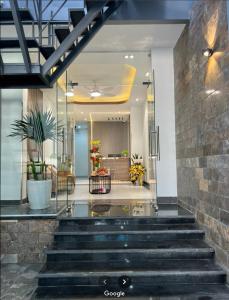 un hall avec un escalier dans un bâtiment dans l'établissement Best Hotel, à Hô-Chi-Minh-Ville