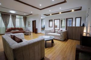 Sala de estar con 2 sofás y mesa en Athilaya Residency, en Katmandú