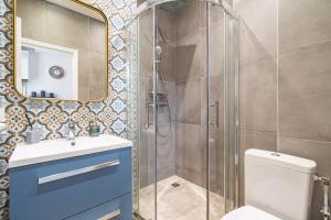 une salle de bain avec douche, toilettes et miroir dans l'établissement MM Suites Centre Bacquenois, à Reims