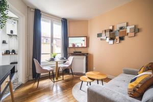 un salon avec un canapé et une table dans l'établissement MM Suites Centre Bacquenois, à Reims 11 autres photos