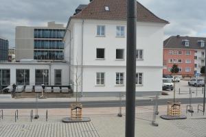 ヴォルフスブルクにあるBudgethotel Stadtbett Wolfsburgの前に木がある白い建物
