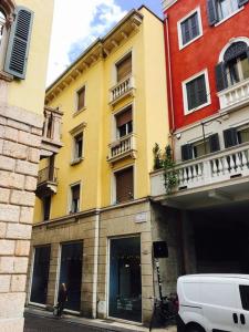 een wit busje geparkeerd voor een gebouw bij Il Tenore B&B in Verona