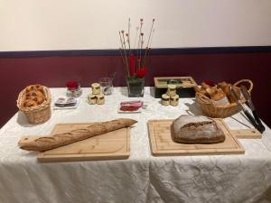 a table with bread and baskets and a knife at La Maison du Lac in Thionne