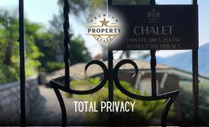 Vottorð, verðlaun, skilti eða annað skjal til sýnis á Magic CHALET near COMO lake, private parking, total privacy I Villa dei Leoni