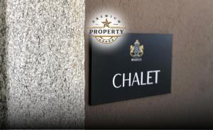 Vottorð, verðlaun, skilti eða annað skjal til sýnis á Magic CHALET near COMO lake, private parking, total privacy I Villa dei Leoni