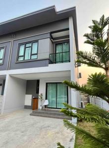 una casa grande con muchas ventanas en Borbaimai home en Chiang Rai