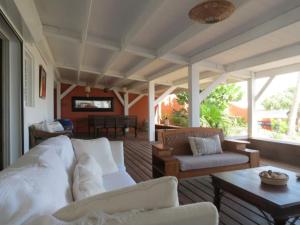 uma sala de estar com um sofá e uma mesa em Villa Perle de Corail, les pieds dans l'eau em Saint-Paul
