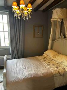 Ένα ή περισσότερα κρεβάτια σε δωμάτιο στο charming 2-bedroom house nestled in the heart of a picturesque French village