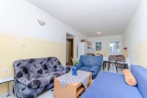 Ein Sitzbereich in der Unterkunft Apartments Sandra