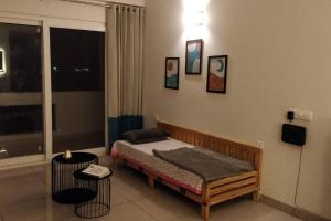 - une chambre avec un lit et une grande fenêtre dans l'établissement The Dejà View, à Rājpur