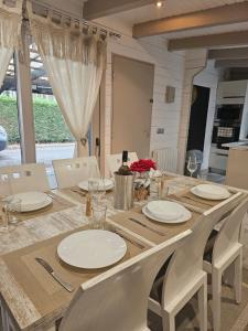 une table en bois avec des plaques blanches au-dessus dans l'établissement Loft indépendant Proche Paris, à Villebon-sur-Yvette