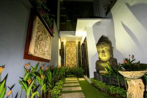 a statue of a face on the side of a building at Villa cinta buana 1 in Legian