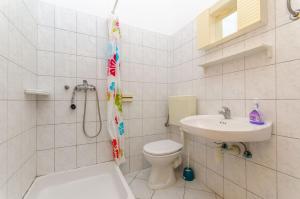 Ein Badezimmer in der Unterkunft Apartments Sandra