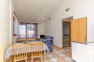 eine Küche und ein Esszimmer mit Tisch und Stühlen in der Unterkunft Apartments Sandra in Stomorska