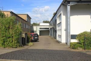 a car parked on a street next to a building at R B Apartment Hamburg Business am Flughafen für 1-5 Personen - ideal für Geschäftsreisende und Familien - Küche - Waschtrockner - Smart TV in Hamburg