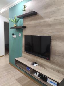 Elle comprend une télévision à écran plat installée au-dessus d'un mur. dans l'établissement The Wave Heritage Residence Malacca-Near to Jonker Walk, à Malacca