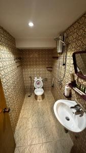 uma casa de banho com um WC e um lavatório em China Lounge em Sihanoukville