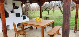 una mesa de madera con tres gafas amarillas. en Tiszaglamping, the belgian hideaway, en Tiszacsege