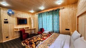 斯利那加的住宿－Nigeen Residency Resort , Srinagar，卧室配有一张床铺,位于带木墙的房间内