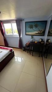 una camera con un letto, un tavolo e una finestra di China Lounge a Sihanoukville