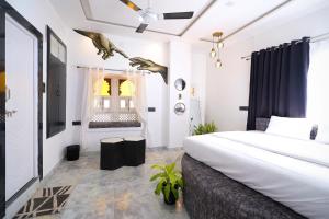 1 dormitorio con 1 cama grande en una habitación en 3 Raahi, en Udaipur